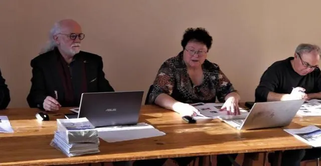 photo  frédérique friot, entourée des membres du bureau.  &copy;  ouest-france 