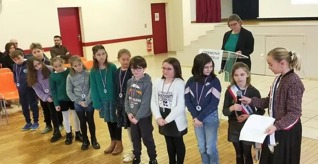 photo  la maire, karine mullet, a présenté et passé le micro aux jeunes élus.  &copy;  ouest-france 