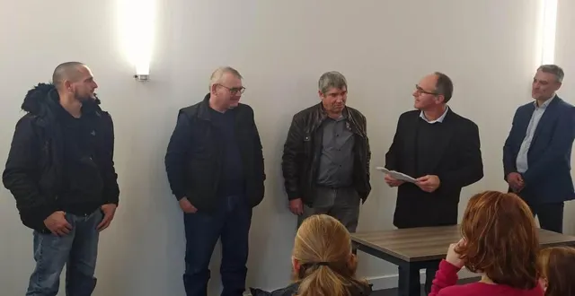 photo  christophe busson, maire de mareil, a mis à l’honneur dominique chauvin, employé municipal depuis 29 ans.  &copy;  le maine libre 