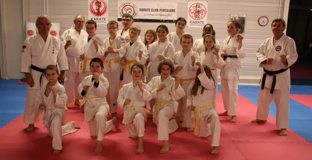 photo  les jeunes karatékas benjamins et cadets, accompagnés de leurs professeurs.  &copy;  ouest-france 