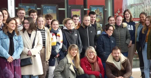 photo  les lycéens de val-de-sarthe ont posé avec le réalisateur primé hubert charuel (accroupi à droite).  &copy;  ouest-france 
