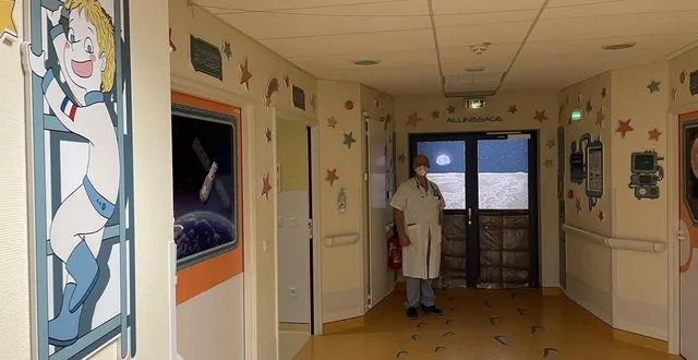 photo  stanislas kozisek, le responsable du service pédiatrie de l’hôpital de flers, dans l’orne, au milieu des nouveaux décors du couloir de pédiatrie.  &copy;  ouest-france 