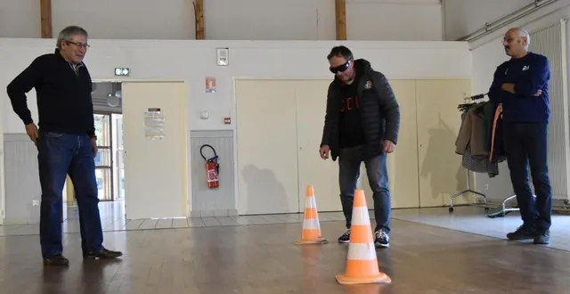 photo  le président de l’association du pays valbraysien, jean bourlier et un des intervenants, martial soulard, à l’atelier lunettes  &copy;  ml 