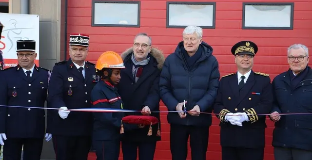 photo  élus, autorités et officiers du service départemental d’incendie et de secours (sdis) ont inauguré la nouvelle caserne de sapeurs-pompiers de montmirail (sarthe), ce samedi 21 janvier 2023.  &copy;  sdis 72 