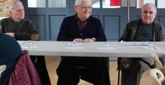 photo  au centre, le président de la section joseph forestier, entouré de joseph ricou, secrétaire et marcel bréget, trésorier.  &copy;  co 