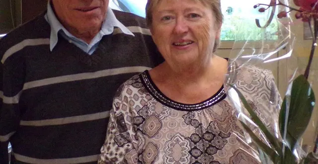 photo  le président claude salé a offert des fleurs à nadine pour la remercier du bénévolat assuré au sein du club.  &copy;  le maine libre 