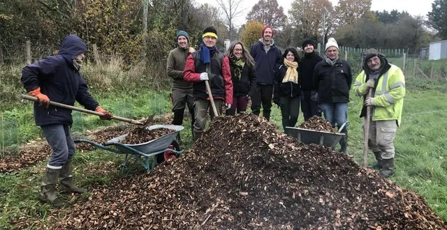 photo  ils plantent des haies dans la bonne humeur.  &copy;  le maine libre 