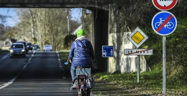 photo  la circulation est obligatoire sur certaines pistes cyclables.  &copy;  photo denis lambert – le maine-libre 