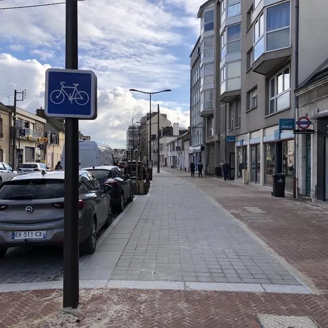 photo sur cette piste cyclable dans le quartier chasse-royale, la circulation est seulement conseillée, et non obligatoire.  ©  photo le maine libre