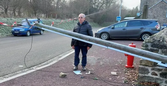 photo  pour aller à la mairie, il faut passer sous le poteau téléphonique.  &copy;  ouest-france 