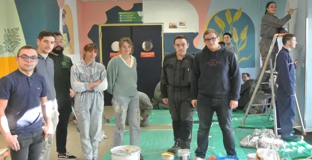 photo  élèves, professeur et artistes en plein chantier juste avant sa finalisation.  &copy;  ouest-france 