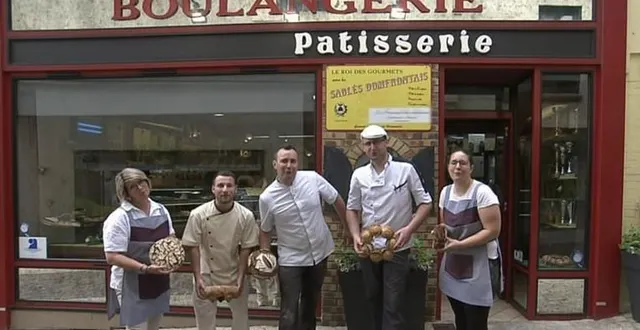 photo  muriel chrétien et antoine serais en compagnie de leurs employés, à quelques minutes de l’enregistrement de l’émission, en mai 2022.  &copy;  ouest-france 