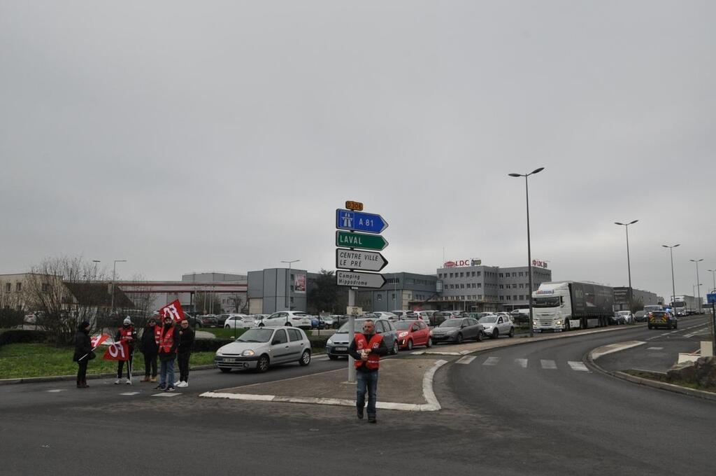 Réforme Des Retraites. FO Organise Un Barrage Filtrant Sur Un Rond ...