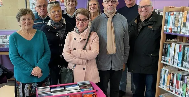 photo  un hommage mérité a été rendu aux bénévoles de la médiathèque, autour de sa responsable, annie olivier, et du maire, philippe bigot.  &copy;  ouest-france 