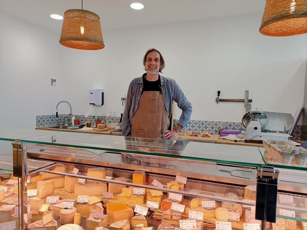 À Baud Chardonnet Lancien Prof Danglais Ouvre Une Fromagerie Crémerie 