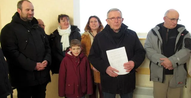 photo  durant les vœux le maire, bernard mésenge, entouré de patrice bidault, premier adjoint ; priscilla delalande, deuxième adjointe et de conseillers municipaux.  &copy;  ouest-france 