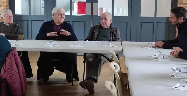 photo  au centre, joseph forestier entouré du secrétaire, joseph ricou, et du trésorier, marcel bréget.  &copy;  ouest-france 