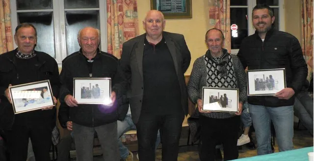 photo  patrick manuel, maire, a chaleureusement remercié tous les acteurs de la commune et honoré certains par des cadeaux.  &copy;  ouest-france 