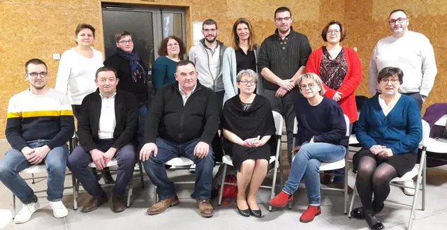 photo  agnès verdier, la maire, entourée de son conseil municipal.  &copy;  ouest-france 