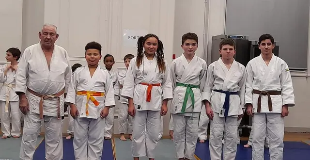 photo  andré boutin, professeur, ceinture noire 7e dan, et les cinq judokas qui ont été mis à l’honneur  &copy;  le maine libre 