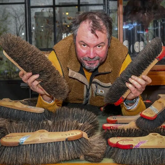 photo chez grégoire courtin, c’est le royaume de la brosse à la chartre-sur-le-loir.  ©  photo le maine libre – yvon loué