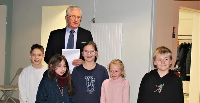 photo  jean-claude bizeray a présenté ses vœux vendredi soir au moulin d’or entouré du tout nouveau conseil municipal des enfants.  &copy;  ouest-france 