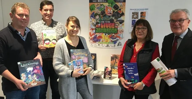 photo  l’équipe de la médiathèque jean-d’ormesson et les élus sont ravis du programme du festival du livre 2023.  &copy;  le maine libre 