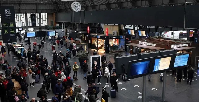 photo  des passagers attendent dans le hall principal lors d’un arrêt total du trafic à la gare de l’est à paris, le 24 janvier 2023.  &copy;  thomas samson / afp 