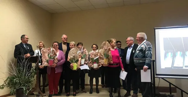 photo  le maire, pierre chatellier, et les personnes honorées pour leur activité au sein de la communauté.  &copy;  ouest-france 