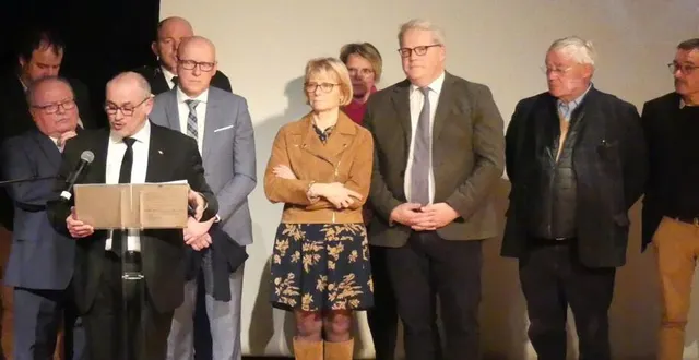 photo  patrick rodhain a présenté ses vœux aux côtés de nombreux élus locaux.  &copy;  ouest-france 