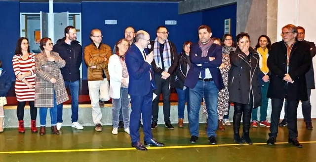 photo  michel legall était entouré des membres du conseil municipal, de jérôme nury, député ; de catherine meunier, conseillère départementale et régionale et de bernard soul, président de domfront tinchebray interco.  &copy;  ouest-france 
