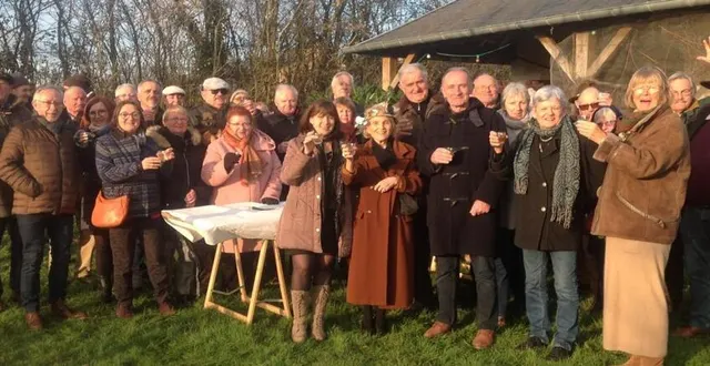 photo  à la cave de jannick et gérard oger : au centre, portant couronne, annick lefèvre, entourée d’aimée trumeau, adjointe de loir-en-vallée, et du dauphin jean-claude andré (en duffle-coat).  &copy;  le maine libre 