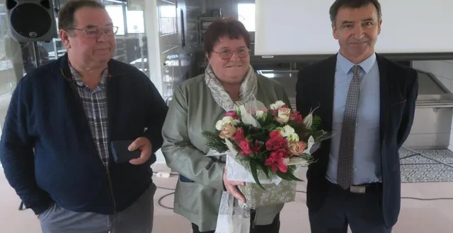 photo  jean-michel heurtebise (à gauche) avec son épouse, était très ému au moment de recevoir la médaille communale, remise par michel gendry, le maire, lors de la cérémonie des vœux, samedi 7 janvier.  &copy;  ouest-france 