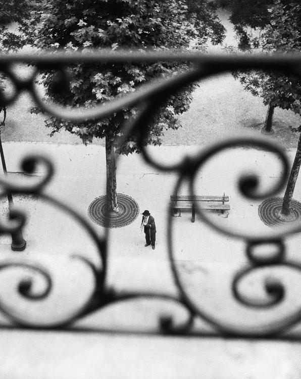 photo mendiant-musicien, boulevard richard-lenoir, paris, 1946.  ©  donation willy ronis, ministère de la culture, mpp