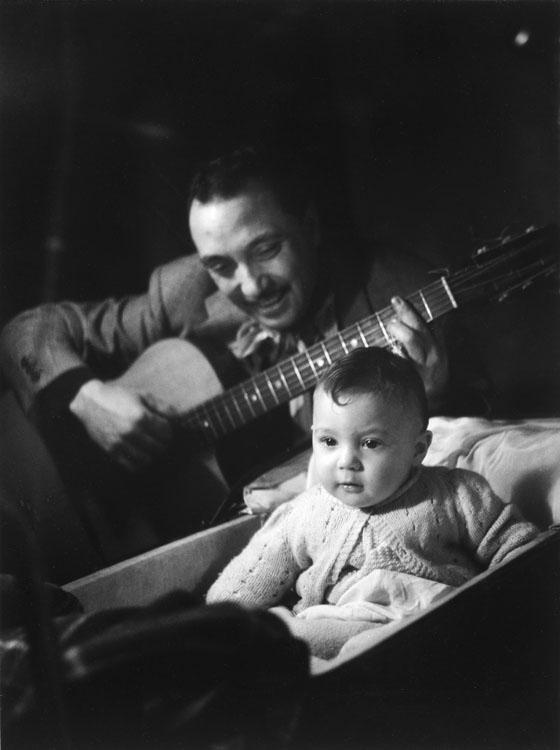 photo django reinhardt et son fils, paris, 1945.  ©  donation willy ronis, ministère de la culture, mpp