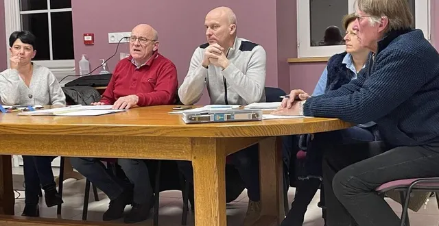 photo  gilles mallet, maire de monts-sur-orne (en pull rouge) a exposé au conseil municipal les paramètres du projet éolien.  &copy;  ouest-france 