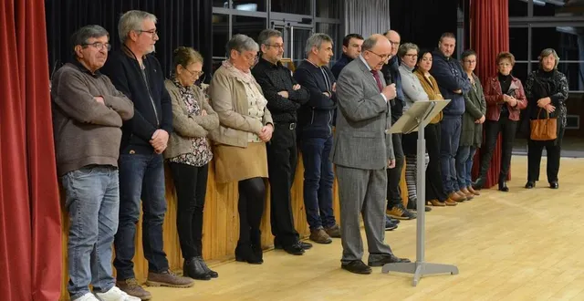 photo  régis bourgneuf, entouré des membres du conseil municipal.  &copy;  le maine libre 