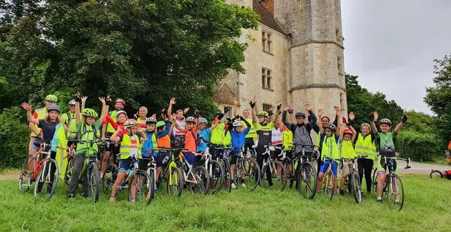 photo  l’école de vélo des cyclos randonneurs du perche lors d’une sortie pique-nique le 3 juillet 2022 au manoir de courboyer, à perche-en-nocé.  &copy;  arcive ouest-france 