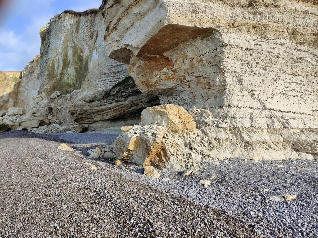 Une arche s effondre sur la plage du Tilleul pr s des falaises d