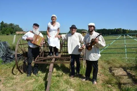 photo  la troupe des veillées à l’ancienne se produira ce samedi 28 janvier 2023 à neufchâtel-en-saosnois.  &copy;  collection privée 