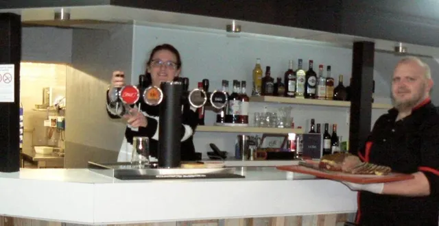 photo  anne et florian lachappe dans leur bar restaurant qu’ils viennent d’ouvrir à saint-laurent-de-la-plaine.  &copy;  ouest-france 