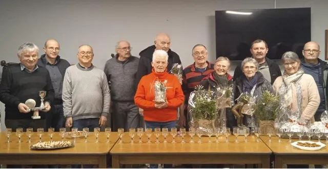 photo  remise des coupes du challenge l’union-la liberté avec les maires des deux communes, robert biaggy et dominique forest, respectivement 3e et 4e en partant de la gauche.  &copy;  co 