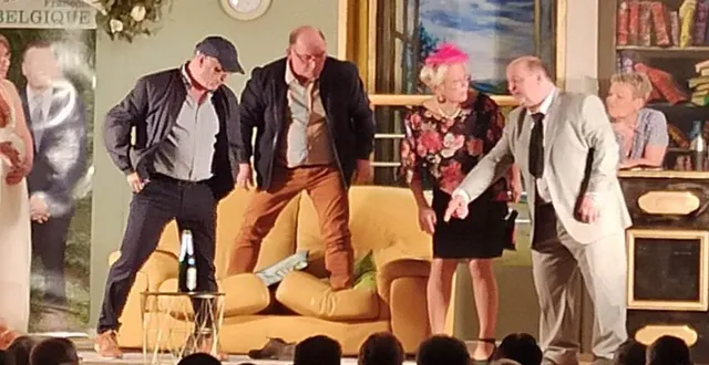 photo  la troupe de crosmières joue « tout bascule ».  &copy;  le maine libre 