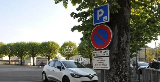 photo  ici, le panneau indique que le stationnement est gratuit mais limité. cependant, il est interdit le lundi et le samedi de 7 h à 15 h.  &copy;  archives le maine libre 