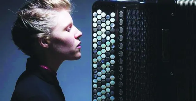 photo  samedi 28 janvier à 16 heures, la folle journée se déplacera à parcé-sur-sarthe où sera donné le concert d’édouard sapey-triomphe, au violoncelle et d’élodie soulard (photo) à l’accordéon.  &copy;  géraldine arestenau 