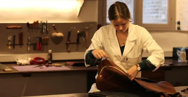 photo  mathilde costeux, nouvelle artisane sellière harnacheuse au haras du pin.  &copy;  dr 