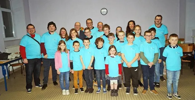 photo  le club d’échecs sera bien reconnu dans les compétitions avec ces tee-shirts, au logo de la commune de chanu.  &copy;  ouest-france 