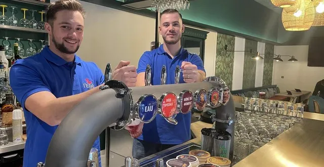 photo  ferdinand leprince (à droite) ouvre un nouveau bar à flers, avec kenny hubert au rond-point des saveurs.  &copy;  ouest-france 