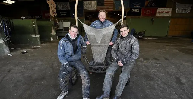 photo  thierry duvaldestin (au centre), entraîneur de trotteurs dans l’orne, avec ses fils théo (à gauche) et clément, qui participeront tous les deux au prochain prix d’amérique, le 29 janvier 2023.  &copy;  stéphane geufroi, ouest-france 