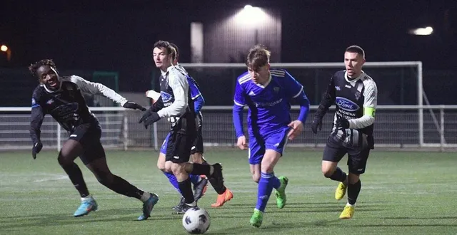 photo  le fc argentan (ici en noir et blanc) veut poursuivre une dynamique enclenchée fin 2022.  &copy;  jacques blondel 